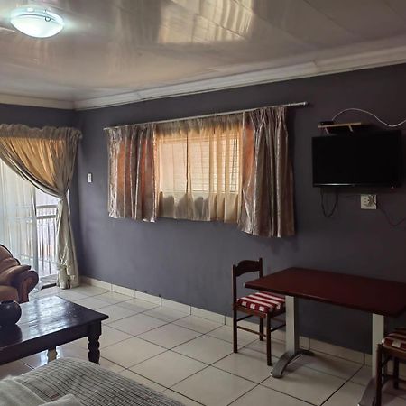 Sibahlenomhlambi Guesthouse Springs  Extérieur photo